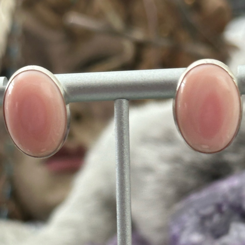 Pink conch sterling silver post earrings - Picture 7 of 7